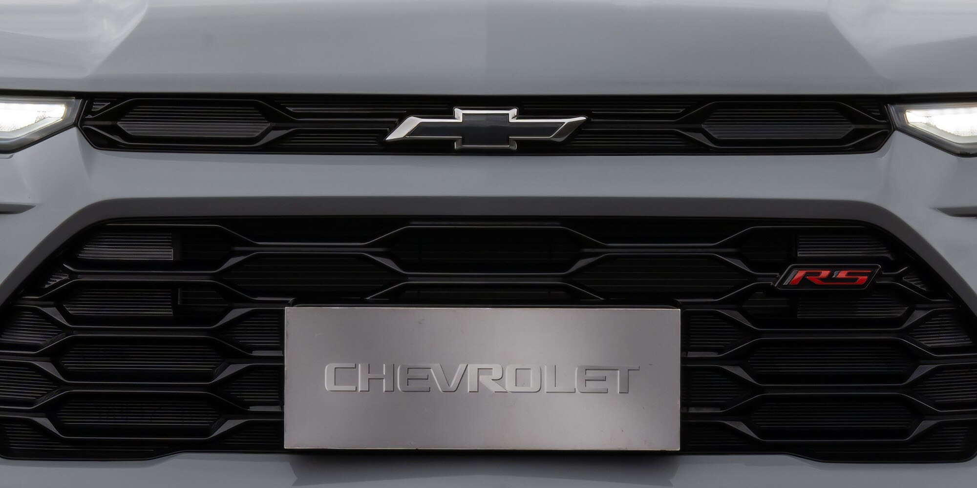 Emblema Bowtie renovado en versión Chevrolet RS.