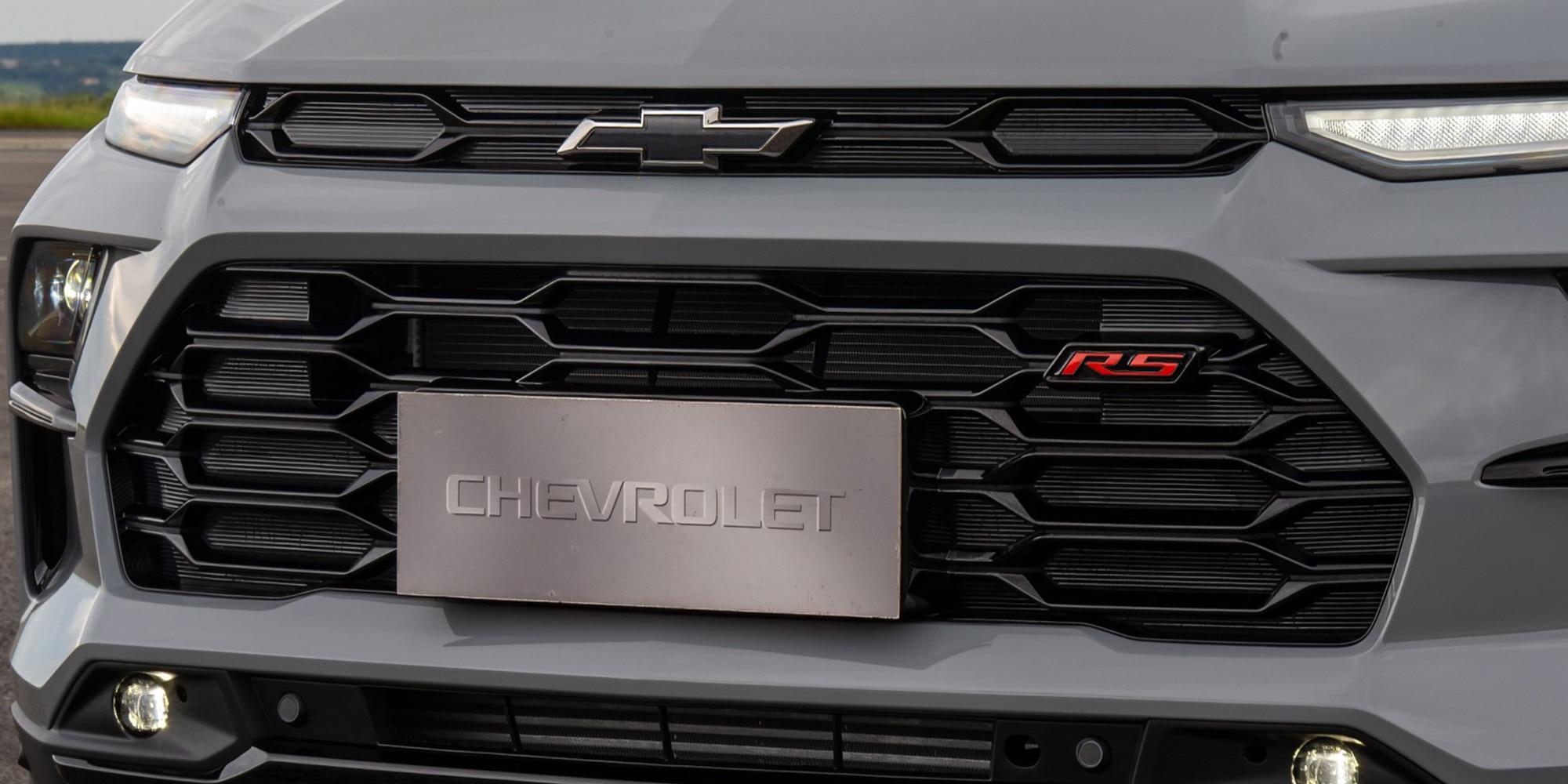 Parrilla frontal con diseño expresivo en Chevrolet.