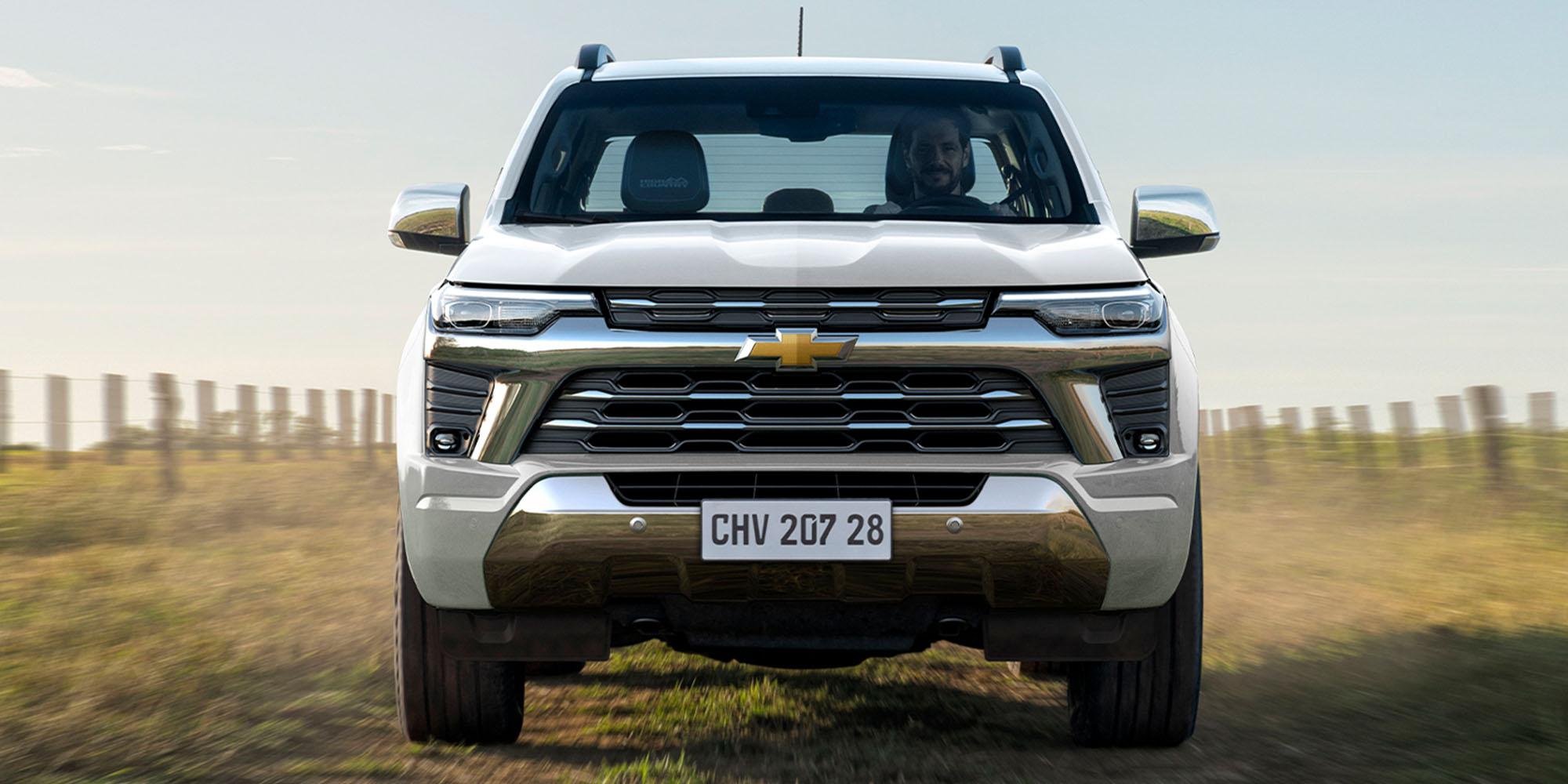 Vista frontal de la Chevrolet Colorado 4x4 blanca en camino rural