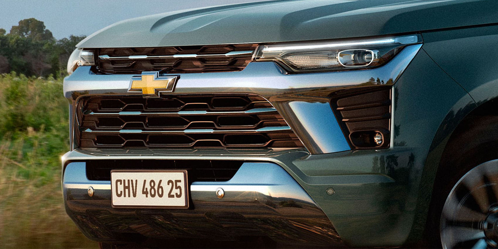 Detalle de la parrilla frontal y faro LED de la Chevrolet Colorado 4x4