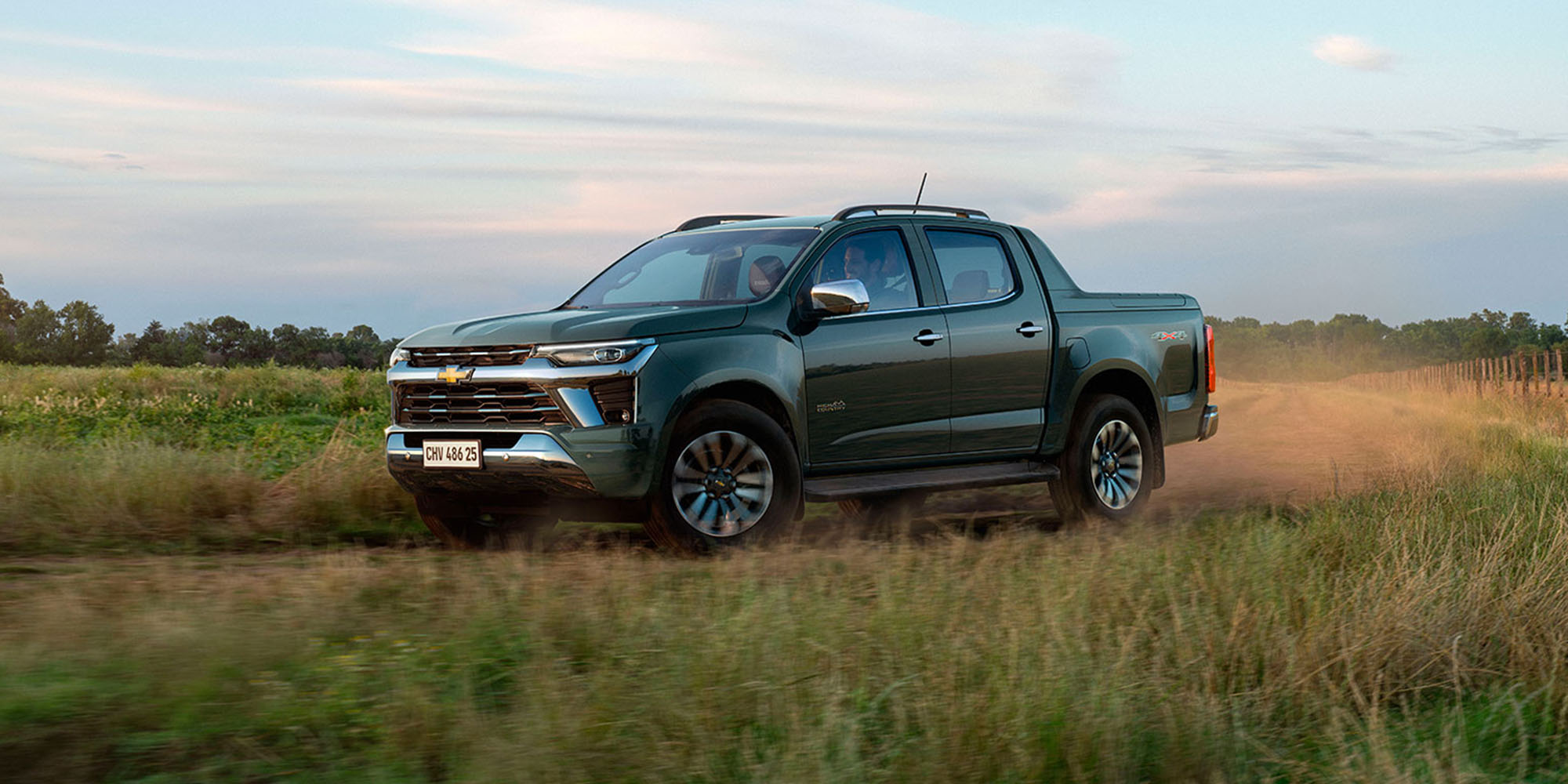Camioneta Chevrolet Colorado 4x4 negra conduciendo en terreno off road