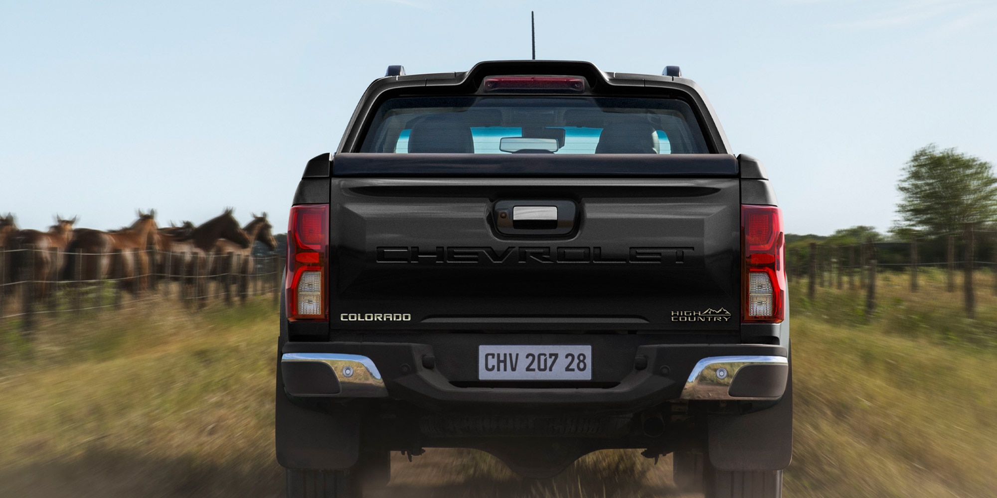 Vista trasera de la Chevrolet Colorado alejándose por carretera