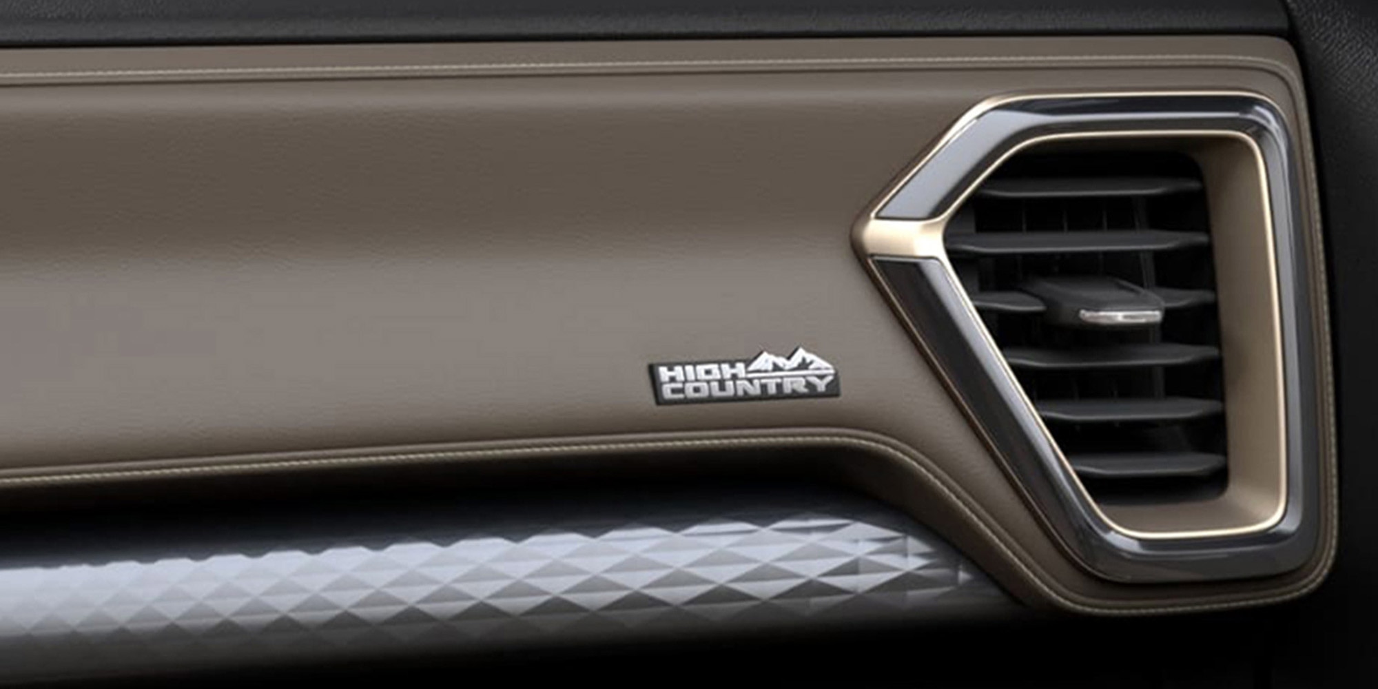 Interior de la Chevrolet Colorado con detalles de lujo en cabina