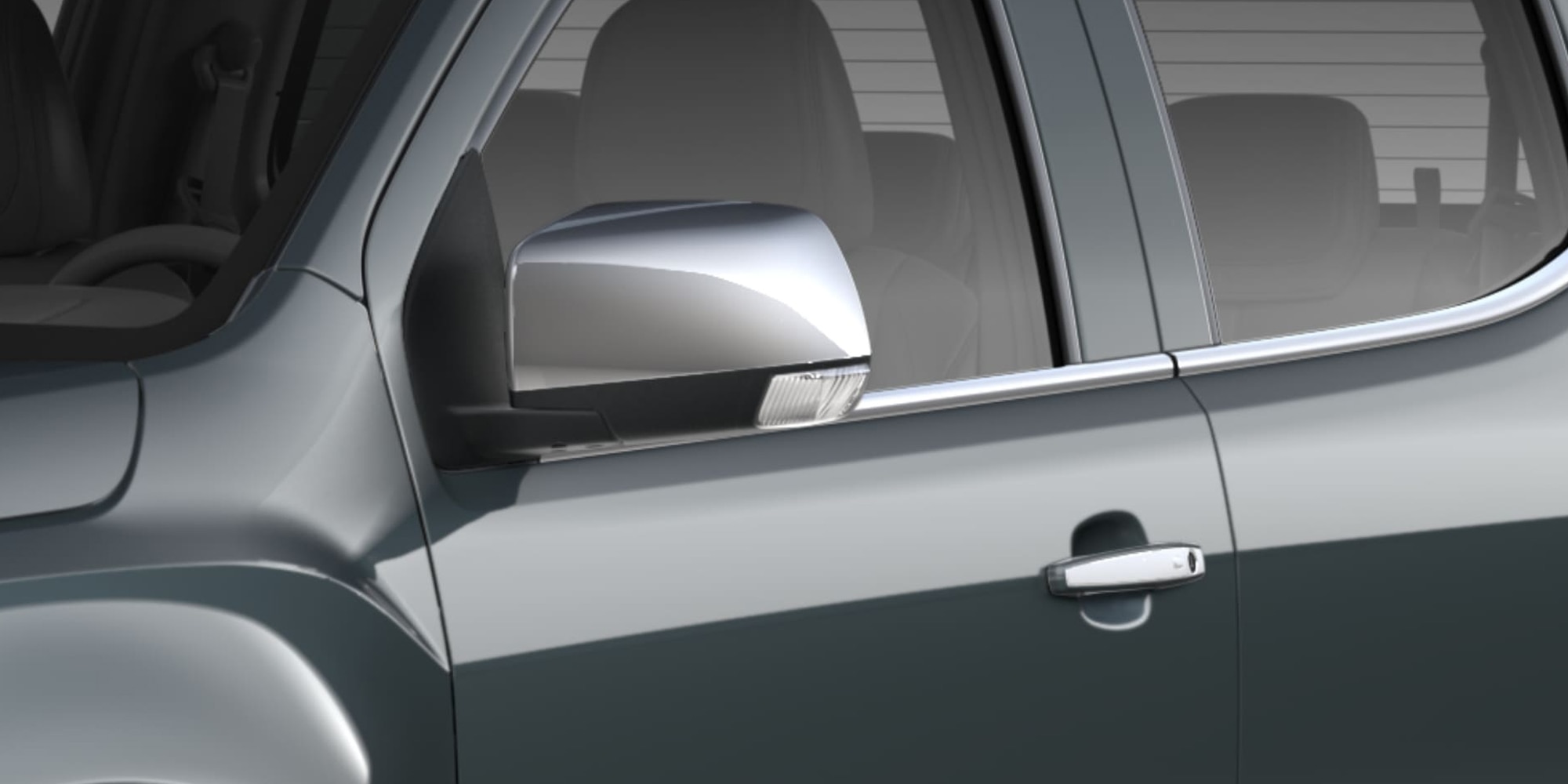 Detalle del retrovisor del conductor de la Chevrolet Colorado gris