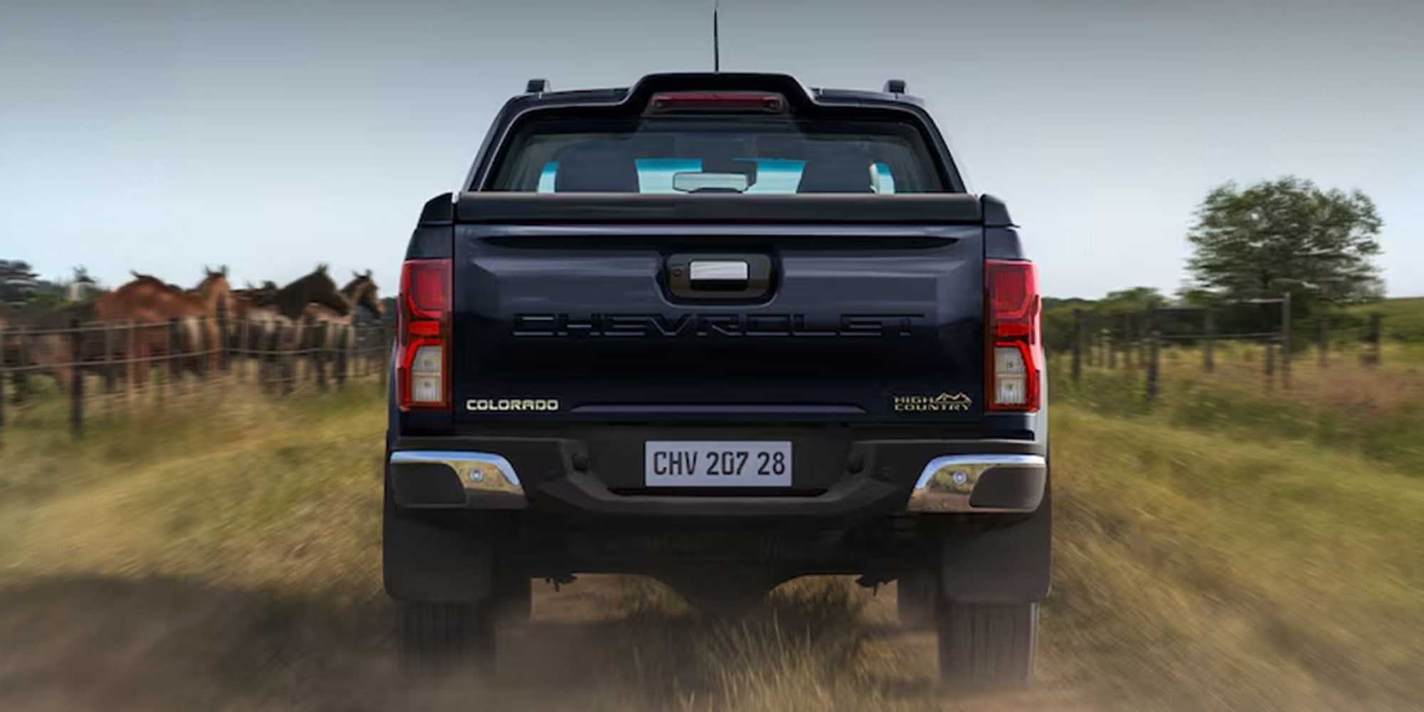 Vista trasera de la Chevrolet Colorado alejándose por carretera