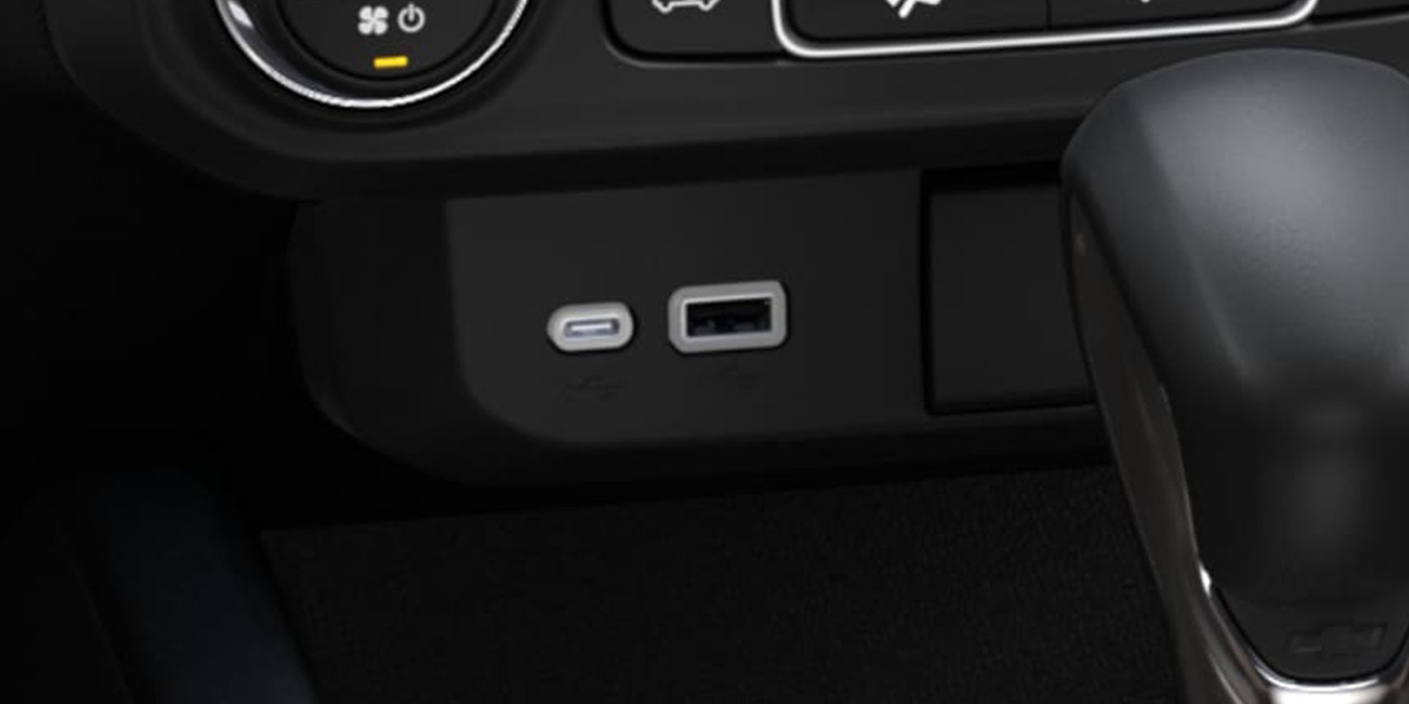 Entradas USB duales delanteras y traseras del vehículo